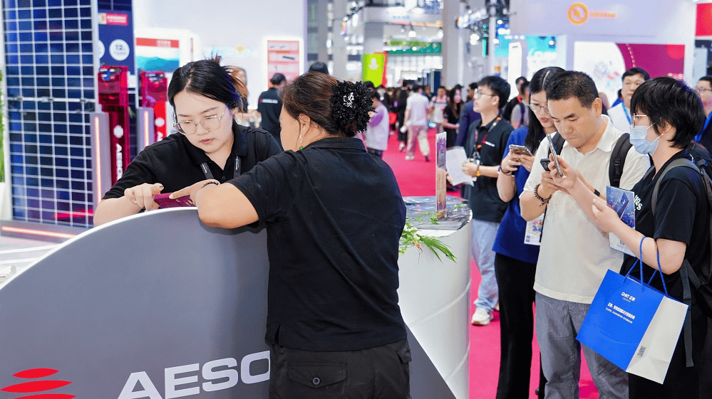 Melody spoke with clients on AESOLAR booth at SNEC2025.png