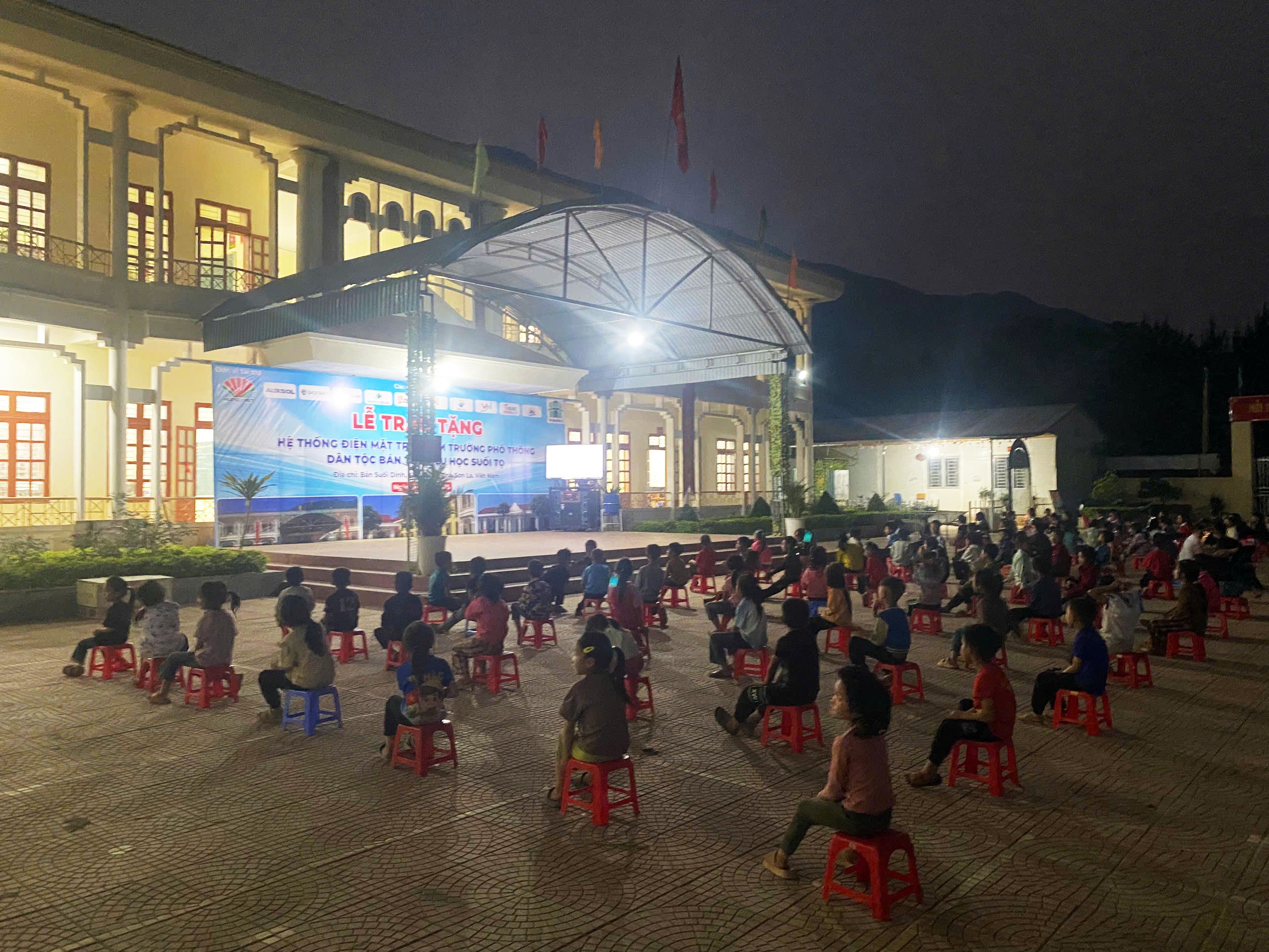 Vietnam charity 02.jpg